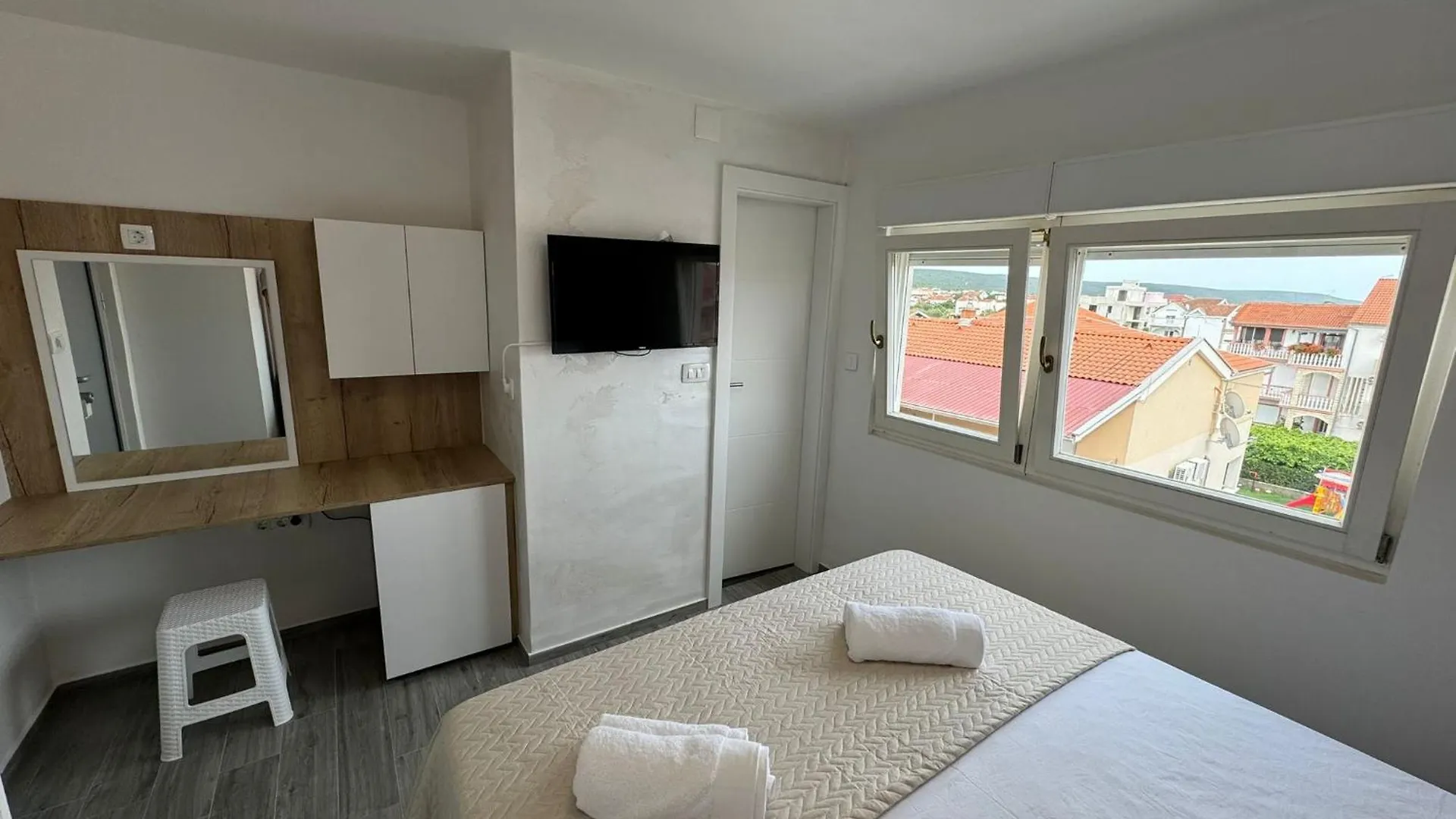 Rooms And Apartments Zara Sukošan